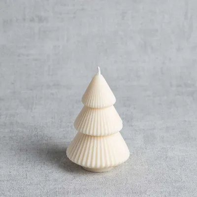 Bougie sapin de Noël aux formes douces, naturelle, artisanale et écologique.