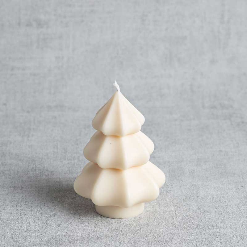 Bougie sapin de Noël plissée en cire végétale de colza, artisanale et fabriquée en France.