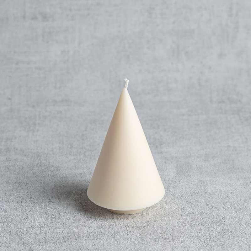 Bougie sapin de Noël minimaliste conique en cire végétale, naturelle et fabriquée en France.