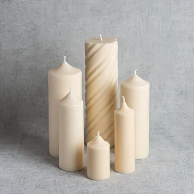 Ensemble de bougies naturelles en cire de colza, design minimaliste et fabrication artisanale française.