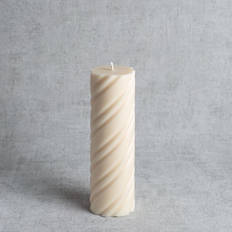 Bougie cylindrique torsadée en cire de colza naturelle, fabrication artisanale française.