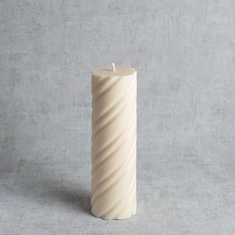 Bougie cylindrique torsadée en cire de colza naturelle, fabrication artisanale française.