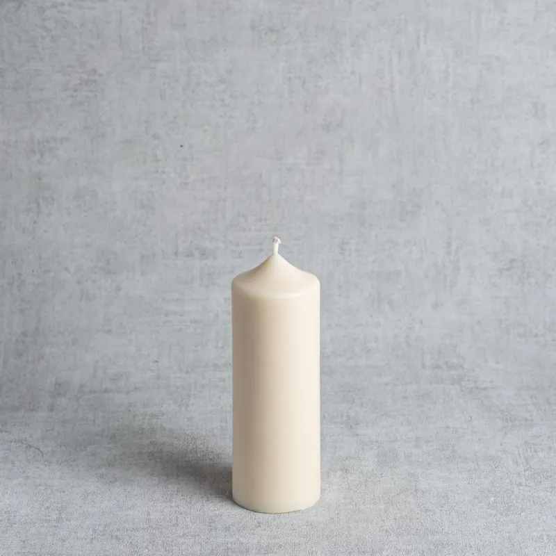 Bougie cylindrique naturelle en cire de colza, forme épurée et fabrication artisanale française.