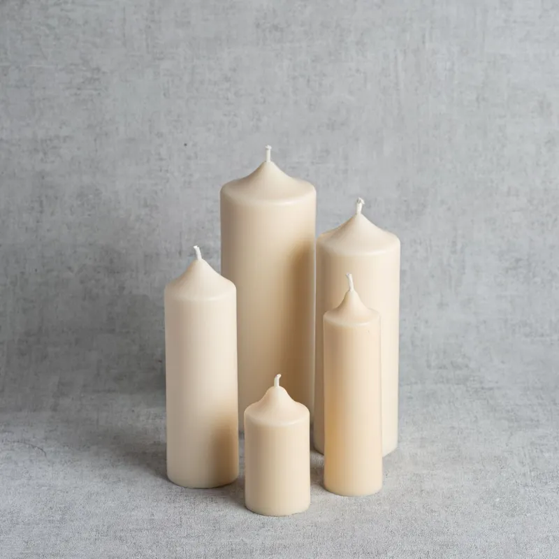 Bougies naturelles en cire de colza, formes variées et élégantes, création artisanale française.