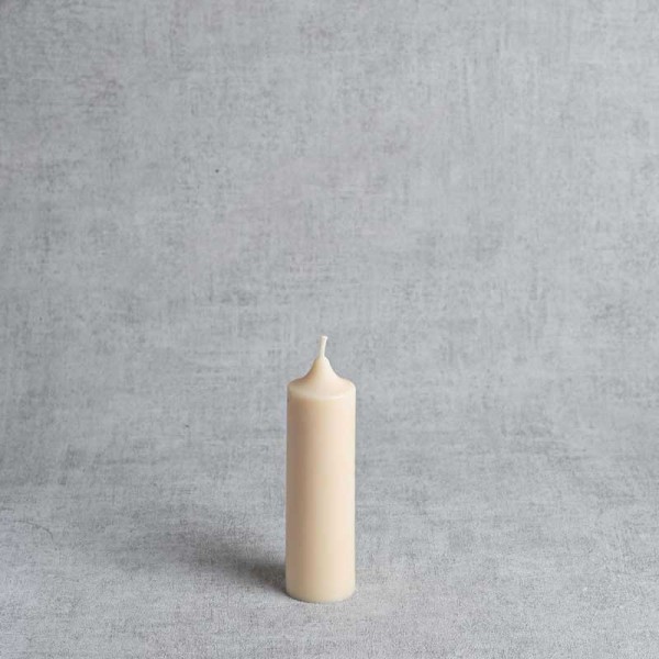 Bougie cylindrique fine en cire de colza, naturelle et fabriquée à la main en France.