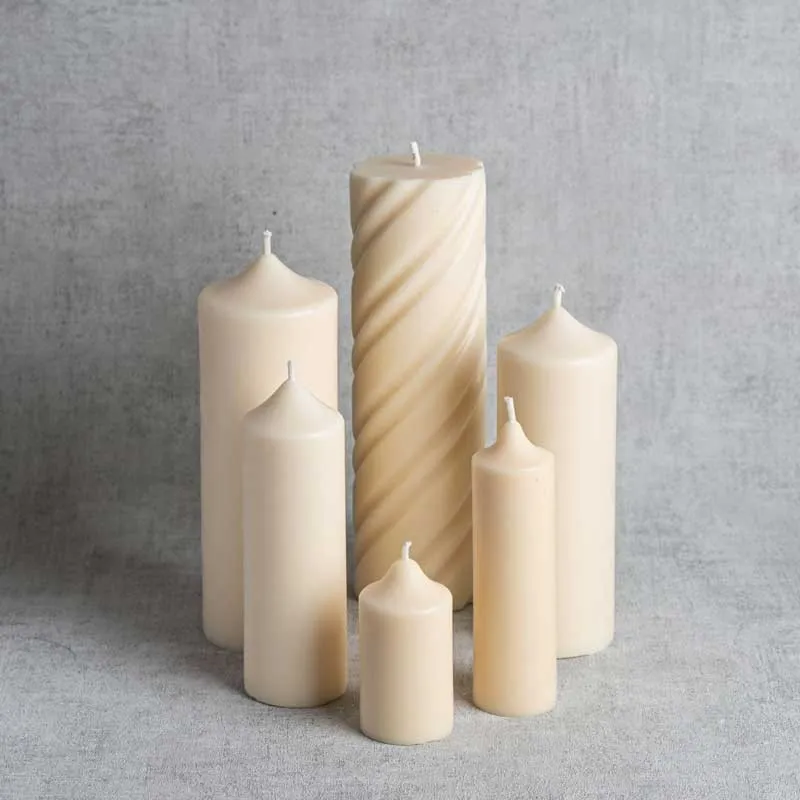 Ensemble décoratif de bougies en cire de colza, au design sobre et raffiné, fait main.