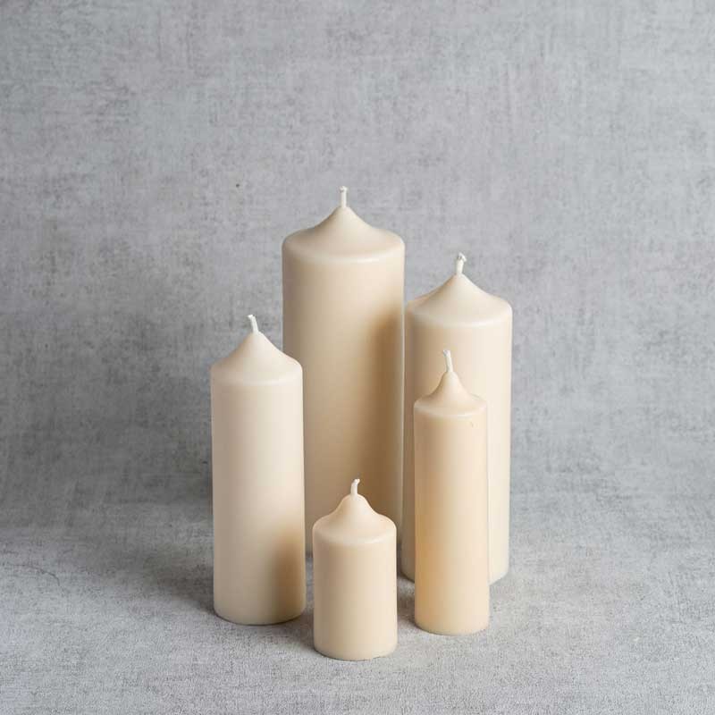 Ensemble harmonieux de bougies cylindriques naturelles en cire de colza, fait main en France.