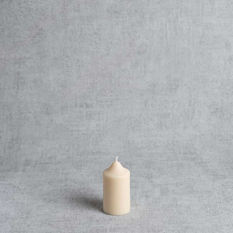 Petite bougie cylindrique en cire de colza, artisanale, écologique et 100% naturelle.