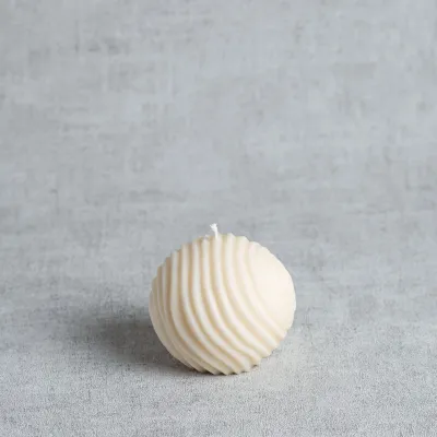 Bougie boule Amédée – stries concentriques – cire végétale de colza