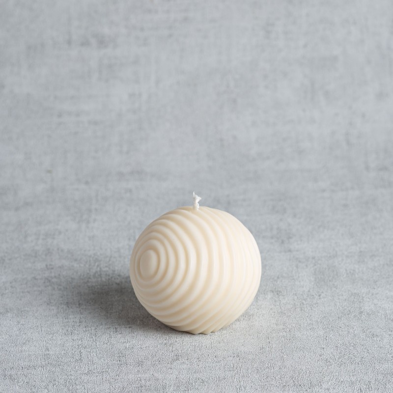 Bougie naturelle Amédée – forme boule – détails des ondulations sculptées