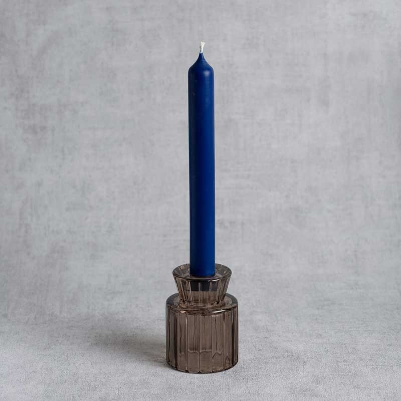 Chandelle artisanale bleu royal en cire végétale de colza, posée sur un bougeoir en verre
