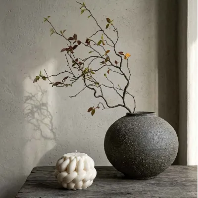 Bougie tressée "Oladie" en cire végétale – mise en scène avec vase en grès, fabrication française