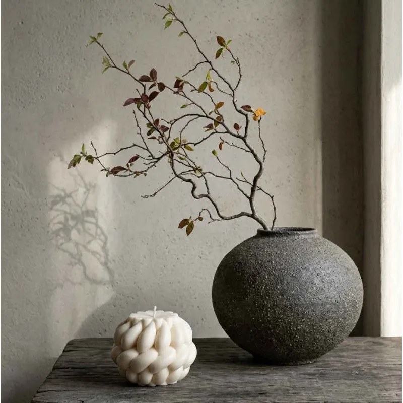 Bougie tressée "Oladie" en cire végétale – mise en scène avec vase en grès, fabrication française