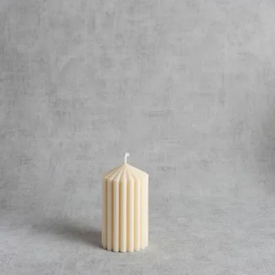 Bougie cannelée "Ilonia" en cire végétale – H 13 cm – vue de face