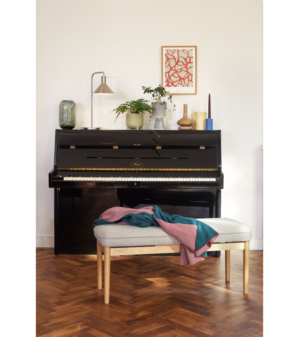 Bougeoir bleu sur un piano noir - Bougeoir en chêne placé pour ajouter un élément naturel à un intérieur élégant.