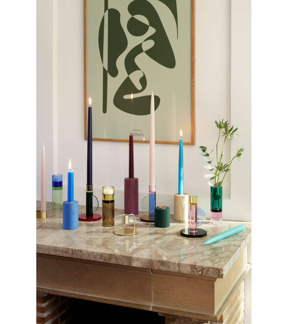 Bougeoirs et autres objets déco sur une table - Composition de bougeoirs en chêne pour un effet décoratif harmonieux.