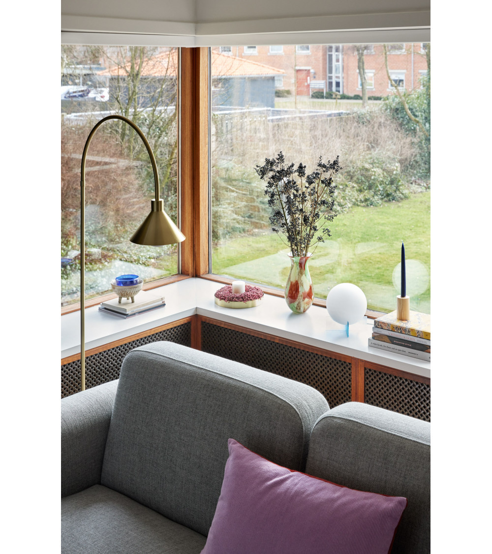 Bougeoir rouge dans un salon lumineux - Bougeoir en chêne apportant une touche colorée dans une pièce éclairée