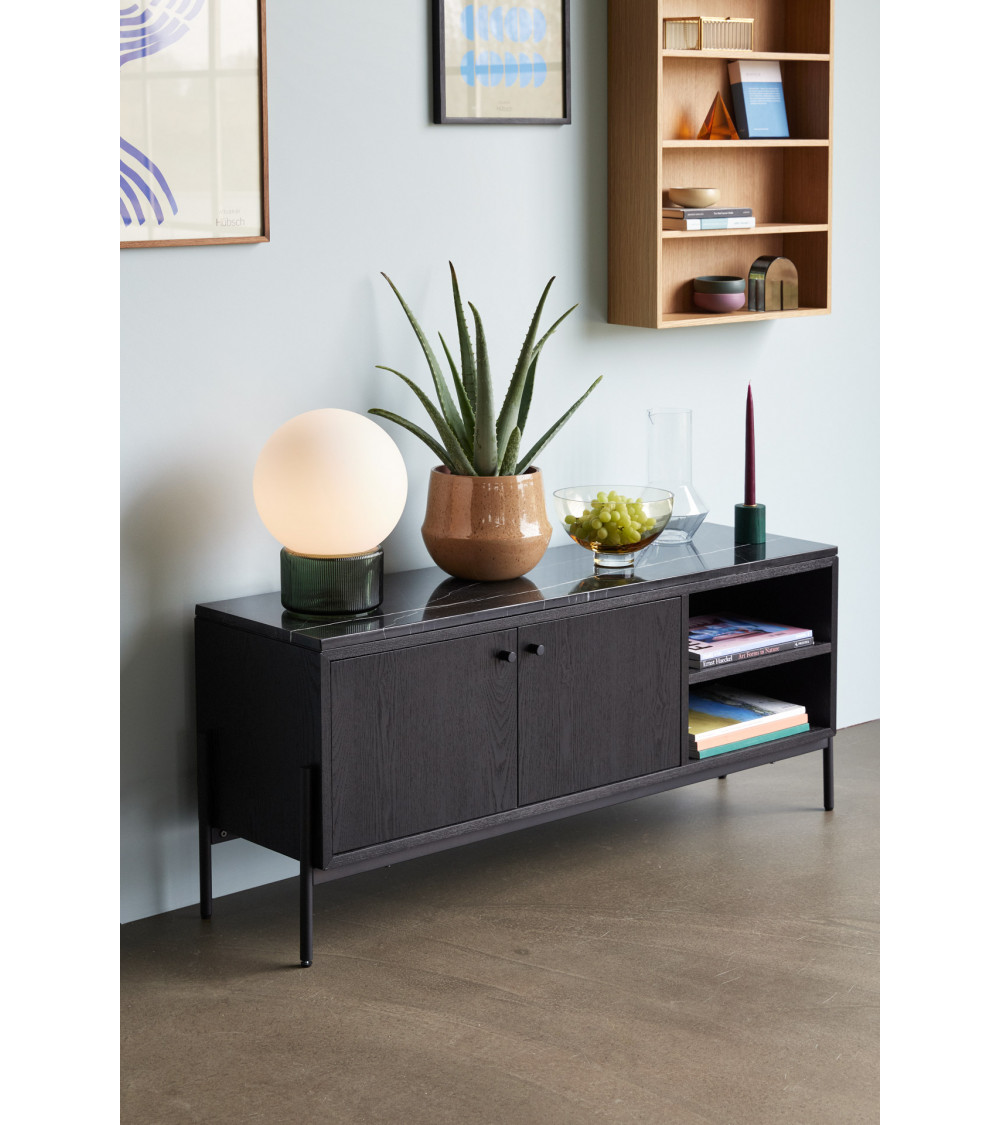 Bougeoir vert dans un coin déco - Bougeoir sur une console, ajoutant un contraste de couleurs dans le décor.