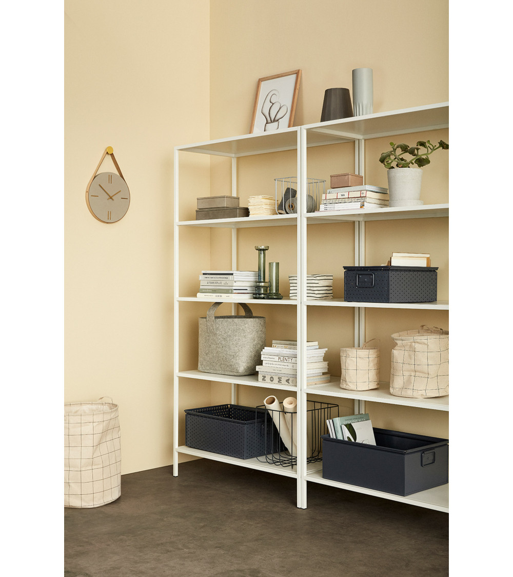 Intégré dans une bibliothèque moderne et épurée.