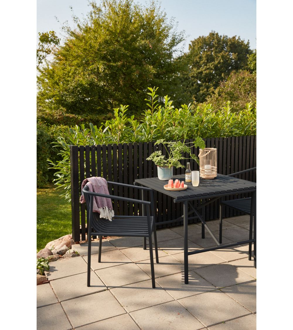 Lanterne en bambou naturel sur table d’extérieur, lumière douce