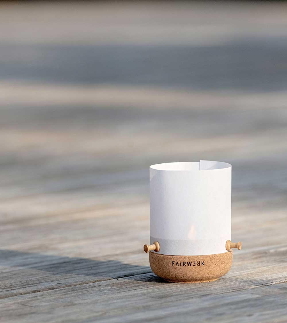 Photophore Pinnlicht sur une table en extérieur.