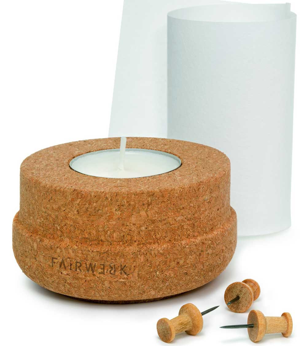 Lanterne Pinnlicht avec épingles en bois et rouleau de papier.