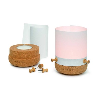 Photophore en liège avec épingles et papier inclus.