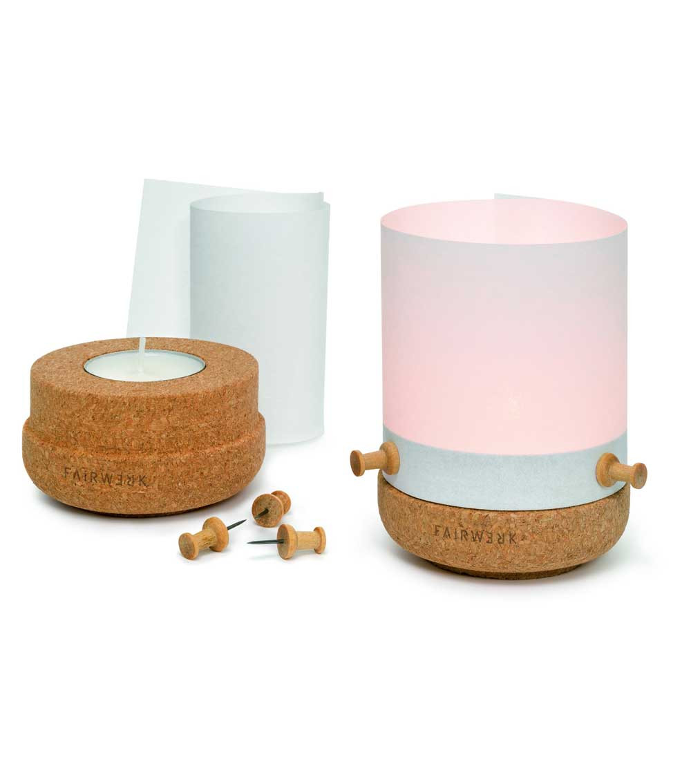 Photophore en liège avec épingles et papier inclus.