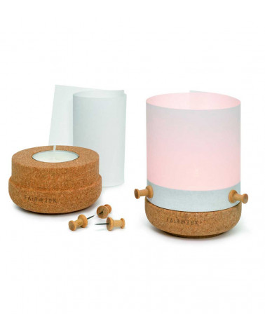 Photophore en liège avec épingles et papier inclus.