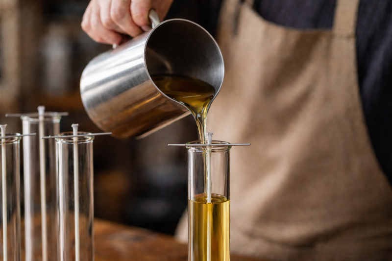 Les étapes de fabrication d’une bougie artisanale : guide complet de la cire au démoulage